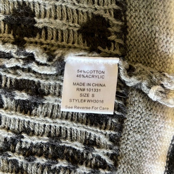 Charlotte Russe Long Cardigan with Pockets. Size small in navy,gray,white design - Picture 3 of 4